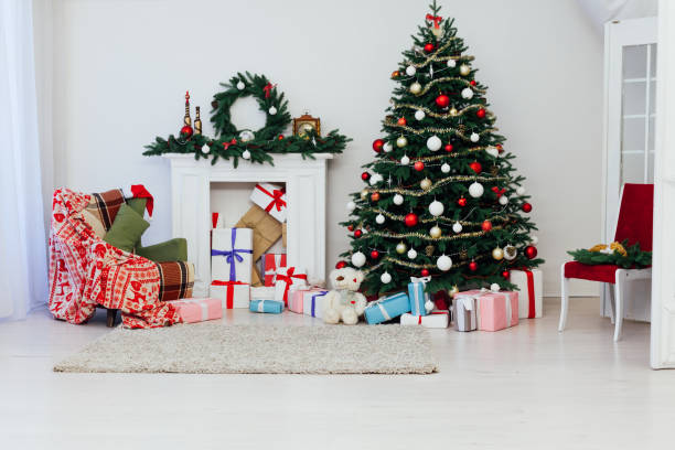 kerstboom met open haardbinnenland van witte ruimte nieuwe jaardecoratieslingergiften - xmas tree stockfoto's en -beelden