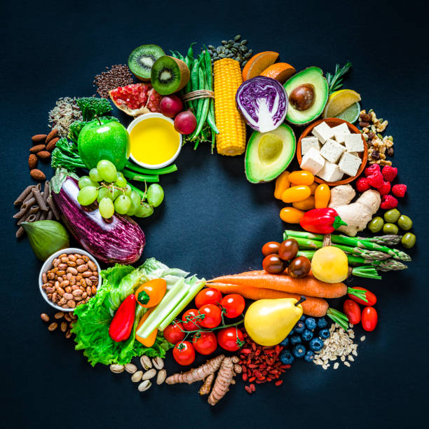 alle arten von lebensmitteln: carbohidrate, protein und ballaststoffe von oben auf dunklem hintergrund geschossen. kopierraum - vibrant color tomato vegetable pasta stock-fotos und bilder