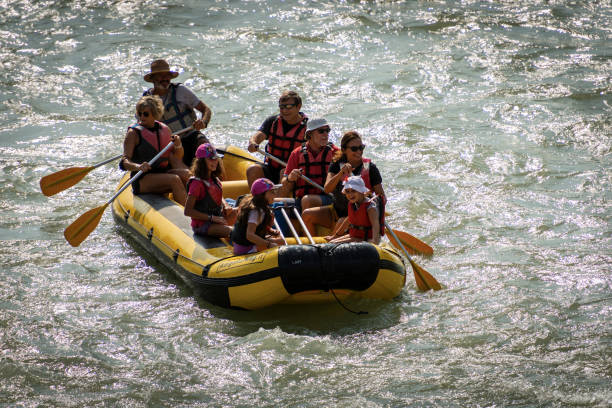 급수에 래프팅 - 베로나 다운타운 베네토 이탈리아의 아디게 강 - sports team sport rowing teamwork rafting 뉴스 사진 이미지