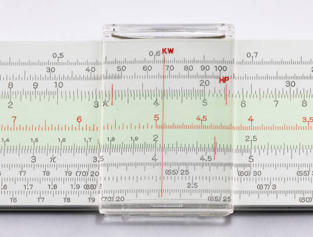 règle de diapositive des années 1970 - slide rule photos et images de collection