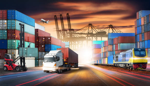 Business logistics and transportation concept of containers cargo freight ship and cargo plane with working crane in shipyard at sunset sky, logistic import export and transport industry background diseño de logística empresarial y transporte de contenedores buque de carga de carga y avión de carga con grúa de trabajo en el astillero en el cielo de la puesta del sol, exportación de importación logística y el fondo de la industria del transport