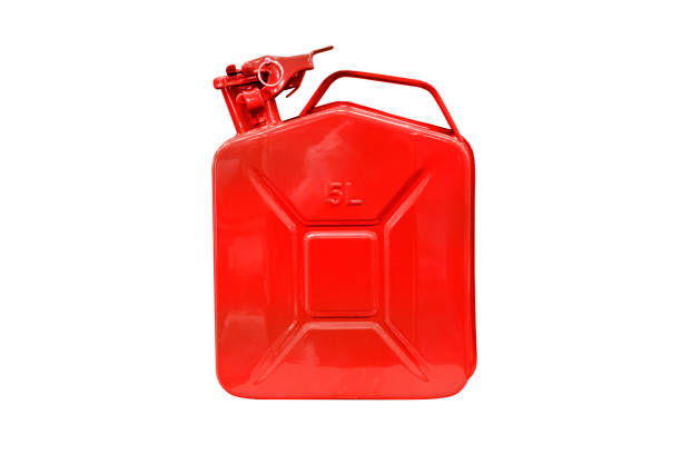 roter metallkanister isoliert auf weiß. 5-liter-behälter zur aufbewahrung von kraftstoff oder motoröl. - engine isolated power new stock-fotos und bilder