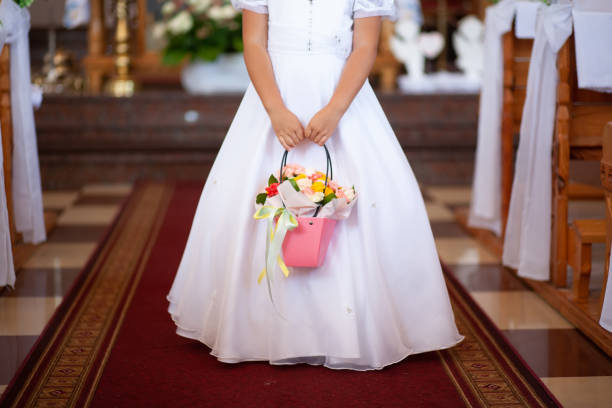그녀의 손에 꽃 바구니와 교회의 중간에 흰색 드레스를 입은 소녀 - 웨딩 드레스를 뉴스 사진 이미지
