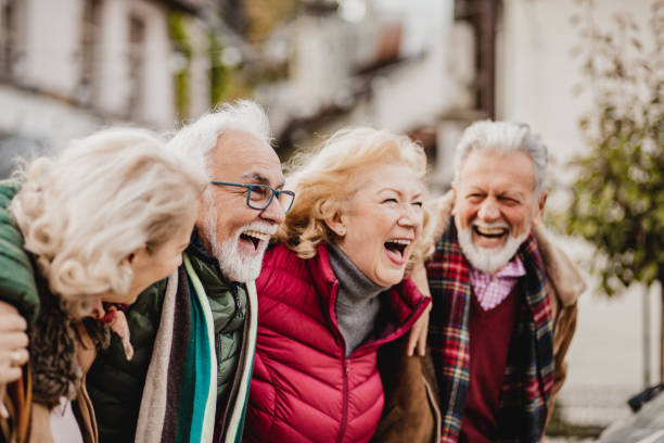 старшие друзья наслаждаются в городе в зимний период - aging process senior women human age wellbeing стоковые фото и изображения