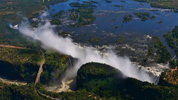 vista deslumbrante do panorama aéreo das majestosas e poderosas cataratas da victoria (maior cachoeira do mundo) em comprimento total no final da estação chuvosa. - rumbling - fotografias e filmes do acervo