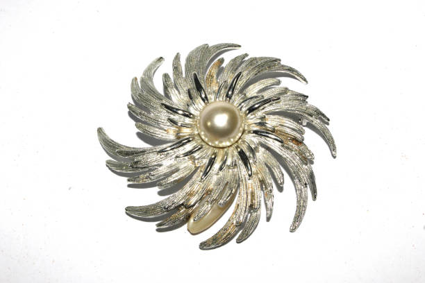 vintage joyería antigua broche colgante, collar sobre fondo blanco - brooch jewelry antique gem fotografías e imágenes de stock