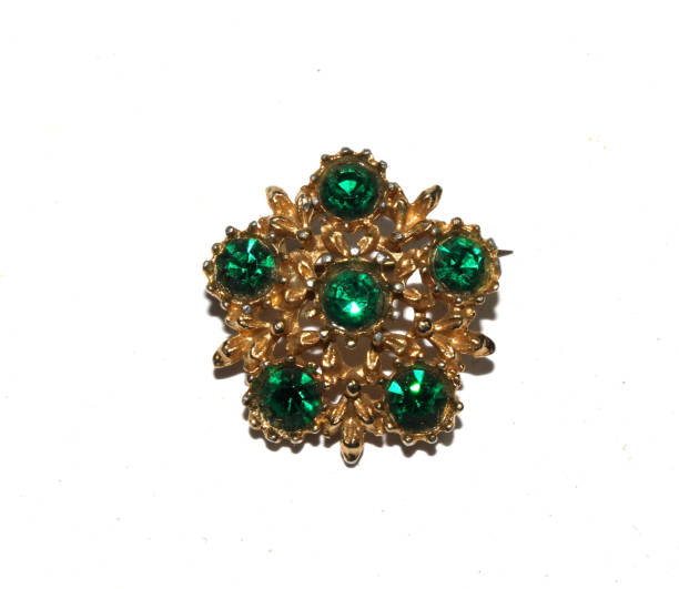 vintage joyería antigua broche colgante, collar sobre fondo blanco - brooch jewelry antique gem fotografías e imágenes de stock