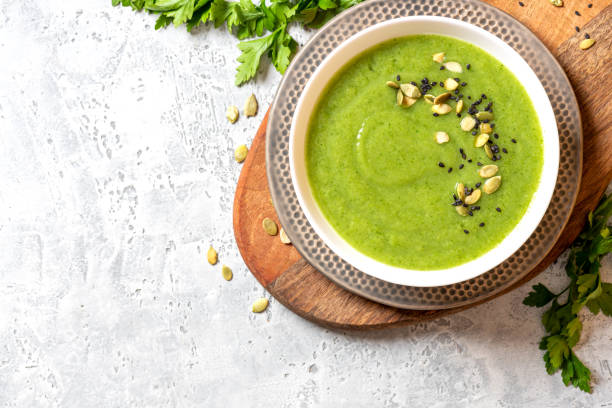 зеленый овощной крем-суп - soup zucchini spinach cream стоковые фото и изображения