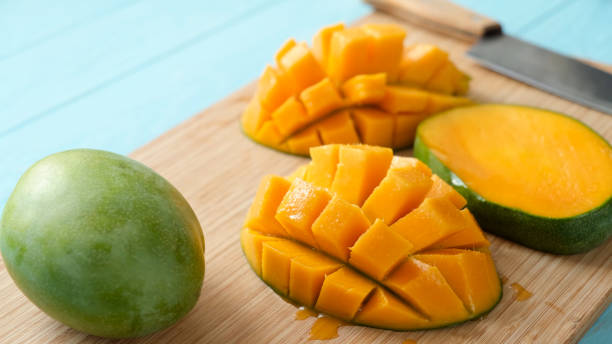 delicious ripe mango cut in chunks - peeled juicy food ripe imagens e fotografias de stock