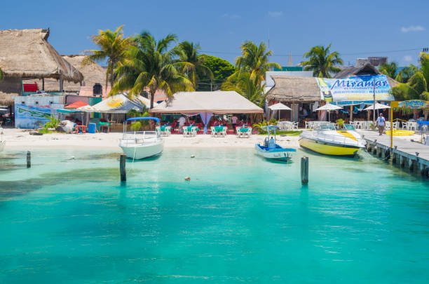 bela vista da costa da ilha de isla mujeres. - beach tourist resort mexico tropical climate - fotografias e filmes do acervo