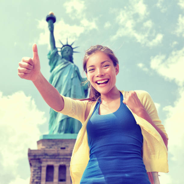 нью-йоркская туристическая забава перед статуей свободы - statue of liberty usa new freedom стоковые фото и изображения