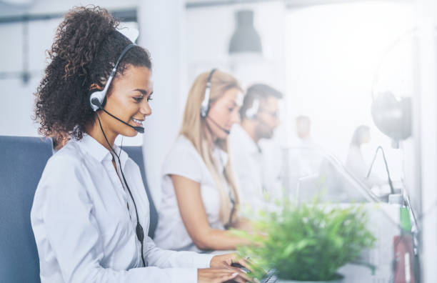 pracownik call center w towarzystwie swojego zespołu. - customer service representative women service telephone zdjęcia i obrazy z banku zdjęć