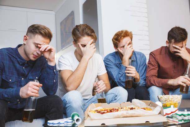 homens assistindo esporte na tv juntos em casa falham - american football football food snack - fotografias e filmes do acervo