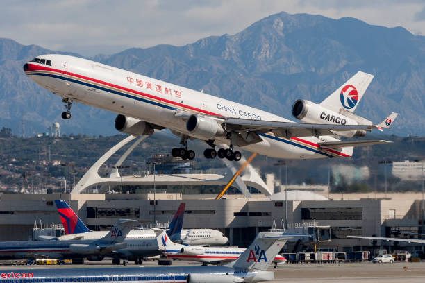 china eastern airlines cargo mcdonnell douglas md-11 odlatujący z międzynarodowego lotniska w los angeles. - china eastern airlines zdjęcia i obrazy z banku zdjęć