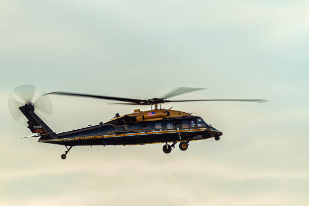 고위 관리를 운반하는 미 육군 함대의 시코르스키 vh-60m 골든 탑 블랙 호크 (업그레이드 된 uh-60m) 헬리콥터 - us military helicopter sunset armed forces 뉴스 사진 이미지