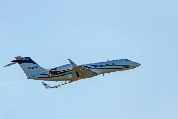 фиксированное крыло, многомоторный частный самолет (cessna 525c citationjet cj4 ) вылетает из национального аэропорта рональда рейгана - small airport cessna airplane стоковые фото и изображения