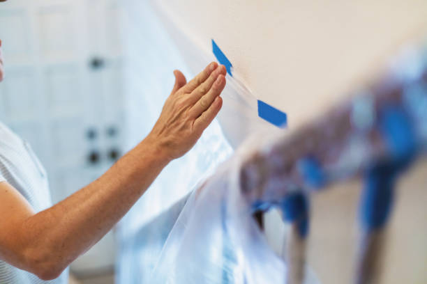 mulher adulta usando fita de pintor - paint preparation adhesive tape indoors - fotografias e filmes do acervo