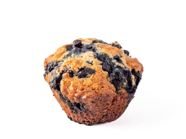 自家製ブルーベリーマフィンは白で分離 - muffin blueberry muffin blueberry isolated ストックフォトと画像