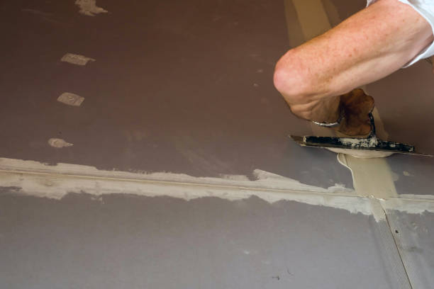 istock plasterer in action in a house 1278915667