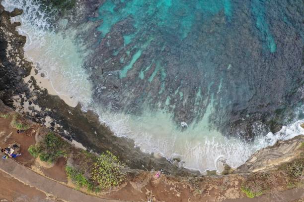 Aerial view of Broken Beach, it is a scenic coastal formation on the southwestern edge of Nusa Penida. The spot is marked by a hilly rock arch, which is the star landmark of the area. Also known by its local name, Pasih Uug. vista aérea de broken beach, es una formación costera escénica en el extremo suroeste de nusa penida. el lugar está marcado por un arco de roca montañosa, que es el punto de referencia estrella de la zona. también conocido por su nombre local, pasih