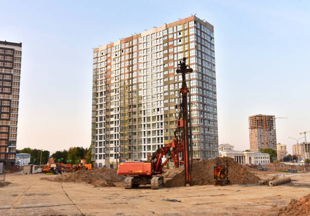 martelo hidráulico vibrante. martelo de queda livre conduzido hidráulica para a condução de impacto de tubos de aço, vigas, estacas de folhas bem, concreto pré-moldado e pilhas de madeira - mining drill geotechnical borehole - fotografias e filmes do acervo