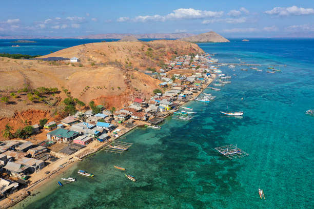 Aerial beau beautiful small fishing village in Papagarang Island. It is the part of Komodo National Park tourism. You can reach it either from Labuan Bajo or Rinca island, Located in East Nusa tenggara, Indonesia. aerial beau hermoso pequeño pueblo de pescadores en la isla de papagarang. es la parte del turismo del parque nacional de komodo. se puede llegar a ella ya sea desde labuan bajo o la isla de rinca, situado en el este de nusa tenggara, indonesia.