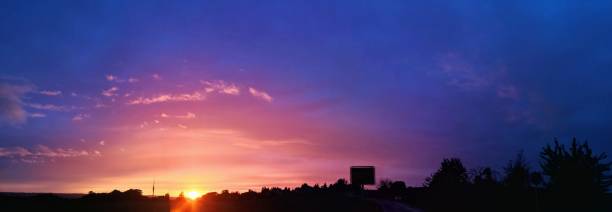 sunset dresden alemania, torre de tv, schénefelder hochland - romantic sky audio fotografías e imágenes de stock