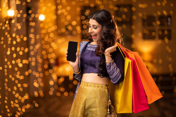 jeune femme diwali célébrer - photo stock - women holding shopping bag living room photos et images de collection