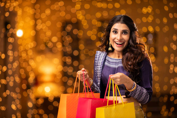 jeune femme diwali célébrer - photo stock - women holding shopping bag living room photos et images de collection