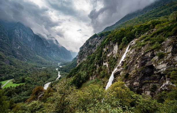 foroglio cascata in valle maggia vicino alla frazione del ticino, svizzera - waterfall falling water maggia valley switzerland foto e immagini stock