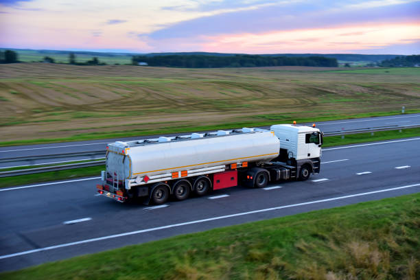 고속도로에서 운전하는 이더말 탱크 트럭. 석유 및 가스 운송 및 물류. - truck fuel tanker transportation mode of transport 뉴스 �사진 이미지