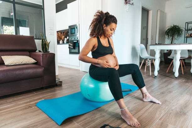 schwangere frau ausübung wie zu hause fühlen. - human pregnancy exercising relaxation exercise sport stock-fotos und bilder