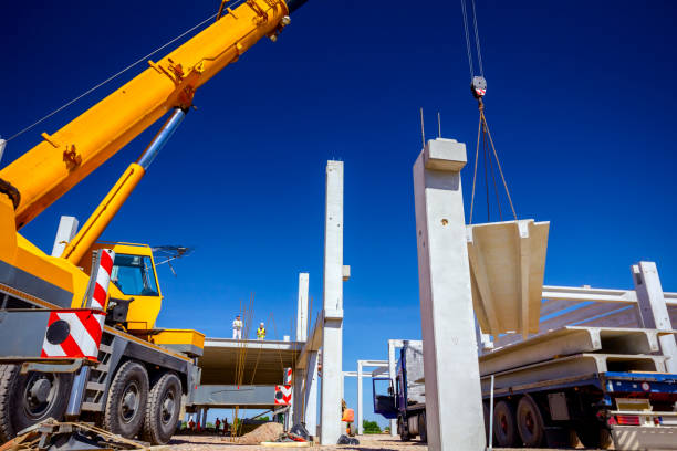 rozładunek betonowego filaru z przyczepy samochodowej na placu budowy - crane mobile crane derrick crane construction vehicle zdjęcia i obrazy z banku zdjęć