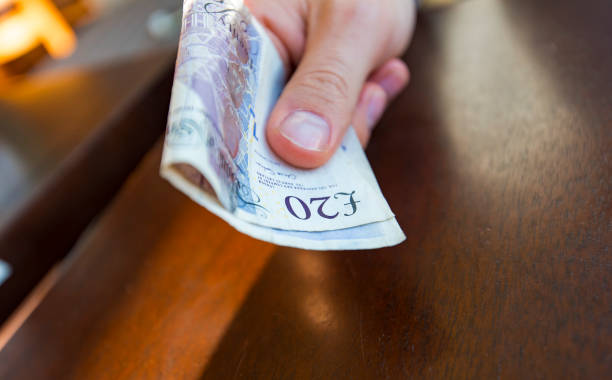 man paying by 20 pound notes at cafe or shop in london - nota de pound britânico imagens e fotografias de stock