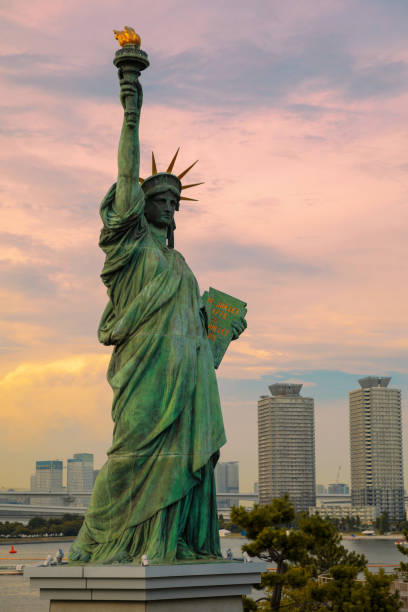 statue de la liberté réplique dans le quartier d’odaiba - japon - réplique de la statue de la liberté odaiba photos et images de collection