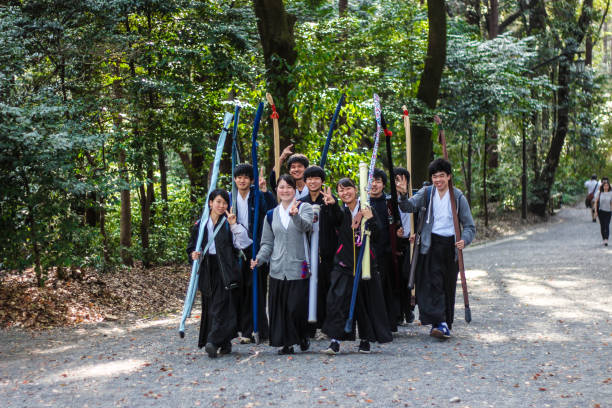 2018年3月 - 明治神宮、東京、日本:弓弓を持つ10代の若者 - 弓道 ストックフォトと画像