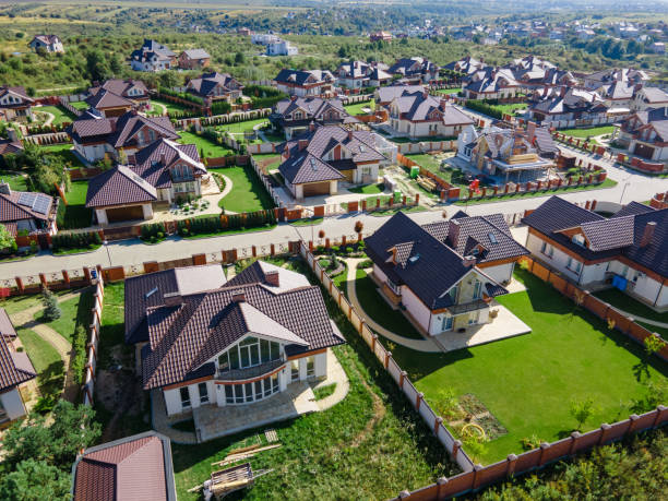 vista aérea del área del barrio - aerial view building exterior suburb neighbor fotografías e imágenes de stock