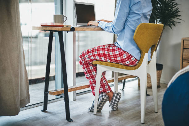 pyjamas toute la journée, les avantages de travailler à la maison - pantoufle photos et images de collection