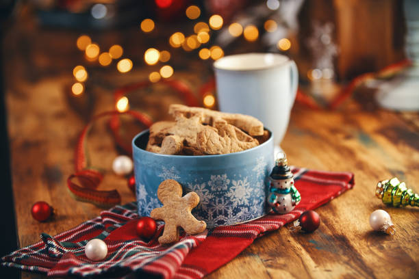 biscuits de noël frais cuits au four dans l’atmosphère de maison de noël - nobody baking food and drink food photos et images de collection