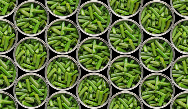 fond de nourriture sans couture de vue plate de pose aux boîtes ouvertes de boîte de boîte avec des haricots verts isolés sur le fond noir. chemin de coupure ajouté - green bean photos et images de collection