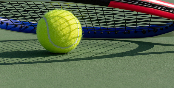 Verhuizer Pamflet hel Tennis Ball And Racket Shadow On Green Hard Tennis Court Close Up Sports  Background Selective Focus Copy Space Stock Photo - Download Image Now -  iStock