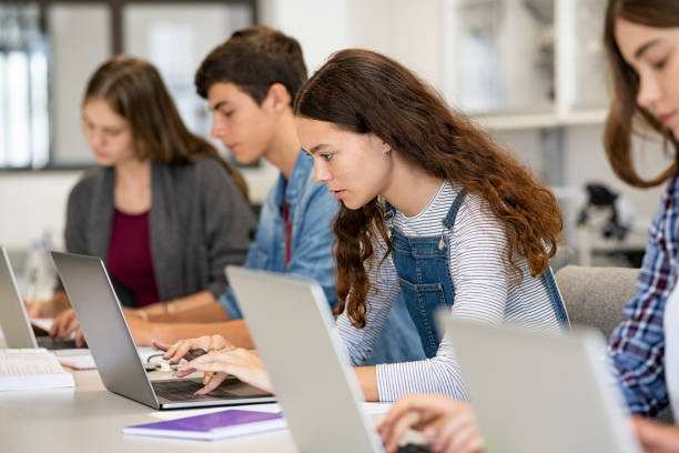 노트북을 사용하여 도서관에서 집중 된 소녀 - student internet computer classroom 뉴스 사진 이미지