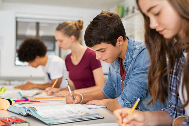 교실에서 시험��을 치르는 고등학생 - teenager 뉴스 사진 이미지