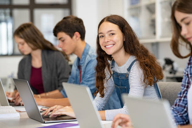 교실에서 노트북을 사용하는 행복한 고등학교 소녀 - student internet computer classroom 뉴스 사진 이미지