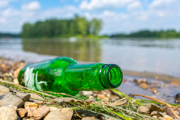 szklana butelka wyrzucona na ląd zanieczyszcza i szkodzi przyrodzie - 3885 zdjęcia i obrazy z banku zdjęć