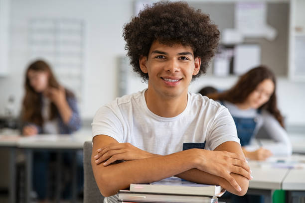 verticale du type noir dans la classe de lycée - learning male studying smiling photos et images de collection