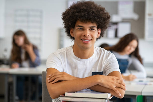 高校時代の黒人の肖像 - learning male studying smiling ストックフォトと画像