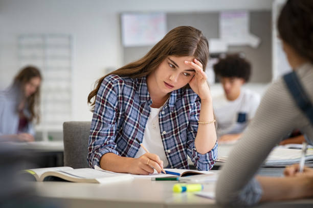 stressata e preoccupata ragazza durig esame a scuola - worried problems emotional stress anxiety foto e immagini stock