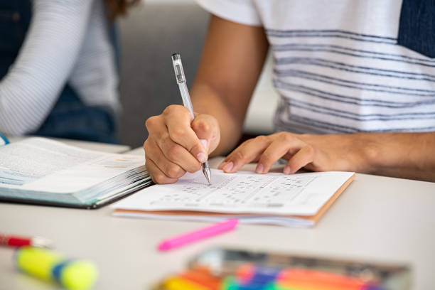 gymnasiast füllt testantworten mit stift aus - highschool student stock-fotos und bilder