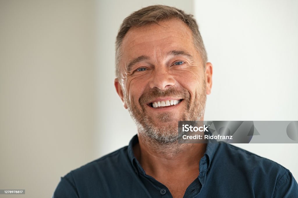 Verticale de sourire heureux d’homme mûr - Photo de Hommes libre de droits